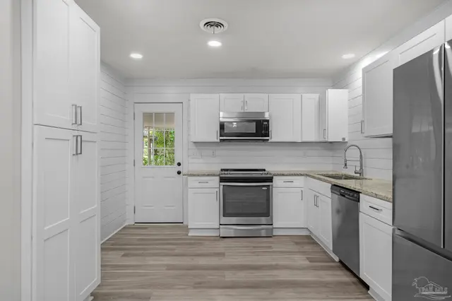 3760 Bayou Blvd property photo