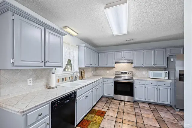 404 Shorewood Cir property photo