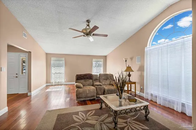 404 Shorewood Cir property photo