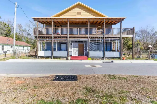 426 Front St, Century FL 32535 exterior