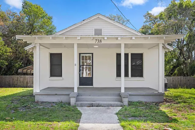 738 E St property photo