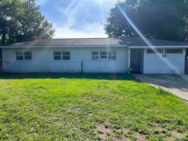 207 Emerald Ave, Pensacola FL 32505 exterior