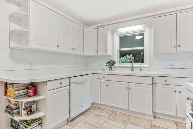 2011 Hallmark Dr property photo