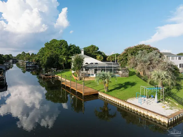 1672 Kauai Ct, Gulf Breeze FL 32563 exterior