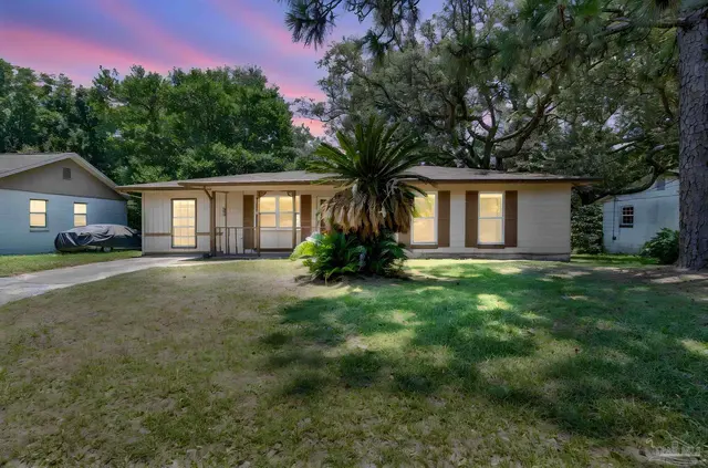 905 Lagoon Dr, Pensacola FL 32505 exterior