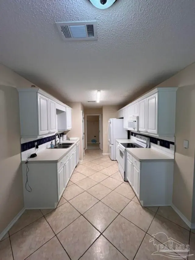 5563 Chantilly Cir property photo