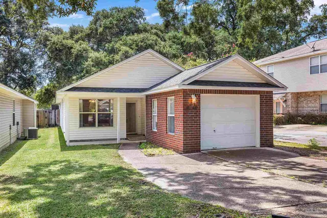 6146 The Oaks Ln, Pensacola FL 32504 exterior