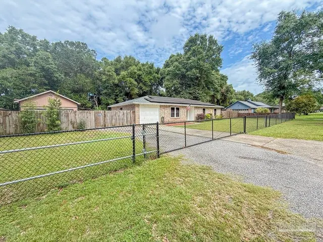 5535 Debbie Dr, Milton FL 32570 exterior