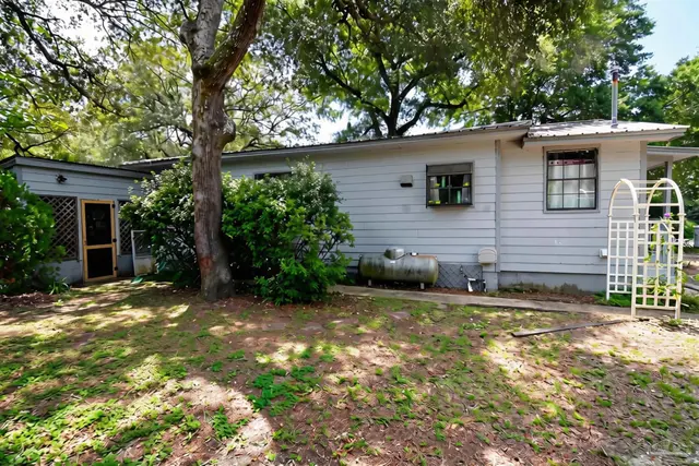 3052 Safronia Shores Rd, Navarre FL 32566 exterior
