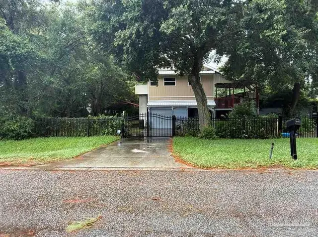 2127 S Fairfield Dr, Pensacola FL 32507 exterior
