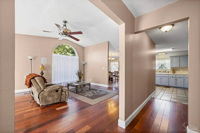404 Shorewood Cir property photo