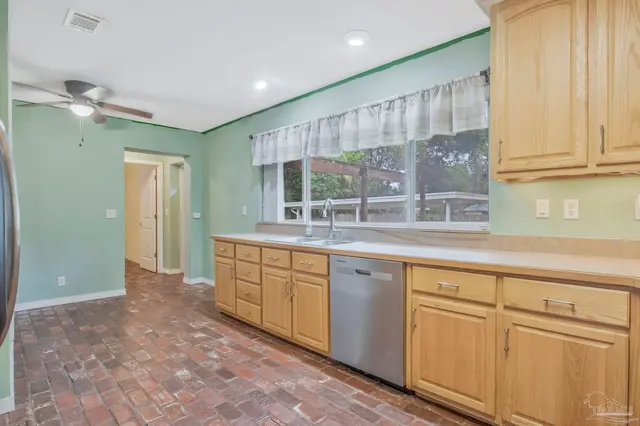 724 Woodmere Dr property photo