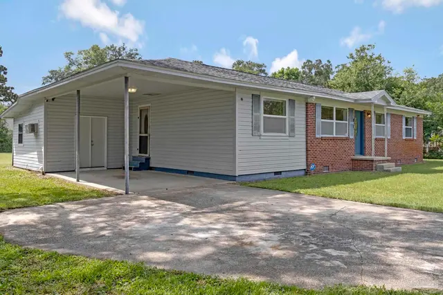 2011 Blakely Ave property photo